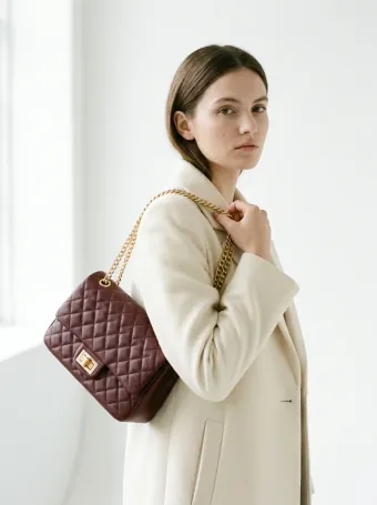 Quilted shoulder bag — Structure and strap in a real hand